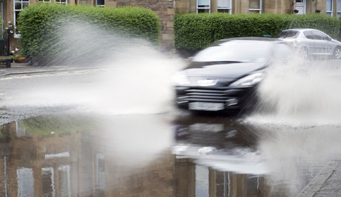 Starkregen-Ueberflutung-Aquaplaning-Entwaesserung-Stadtplanung